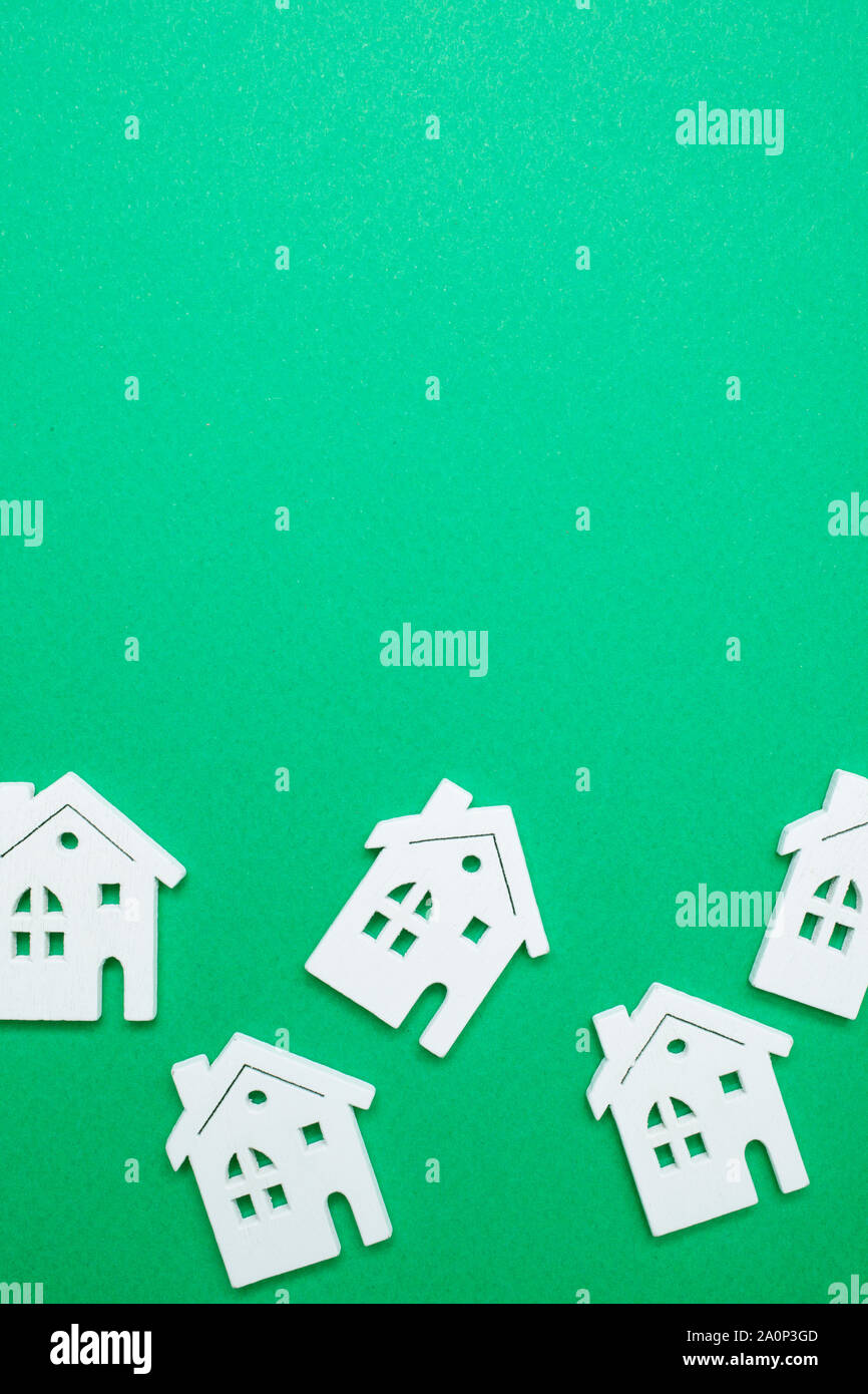 Casa forma di legno su sfondo verde - stile piatto Foto Stock