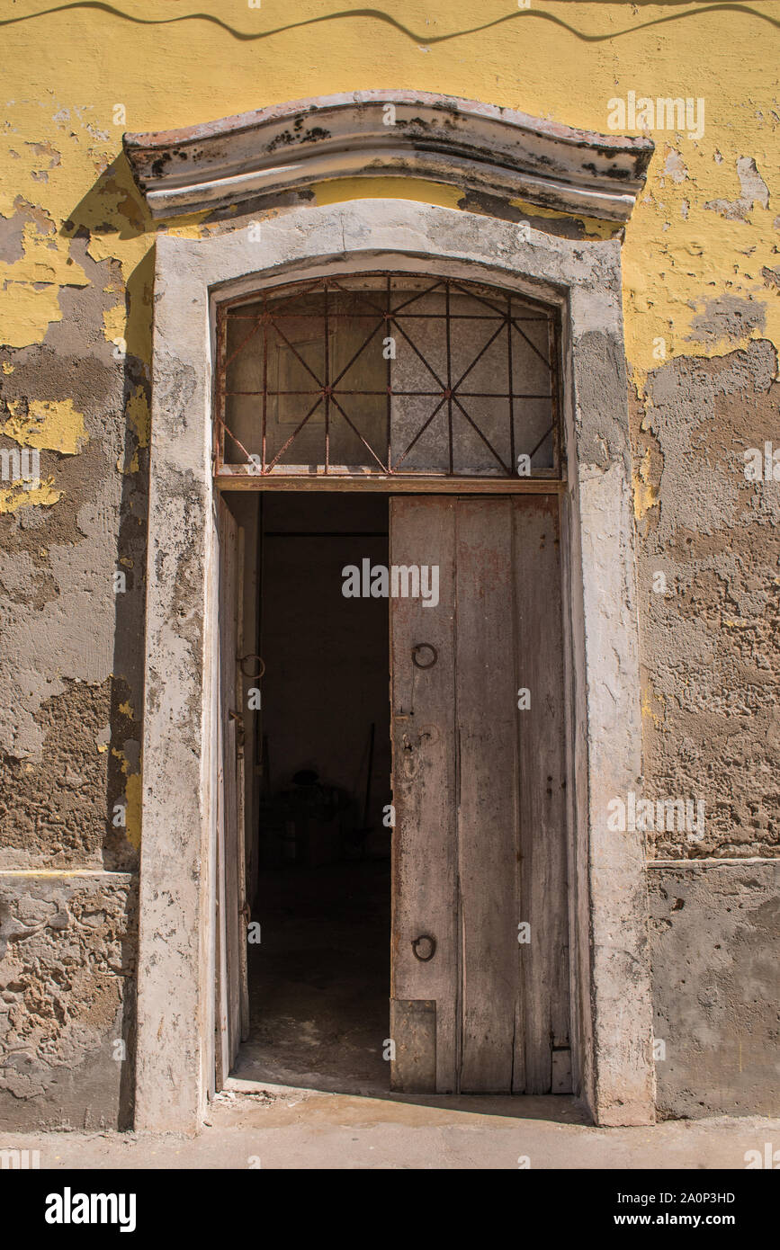 Una porta nel weathered muro di pietra nell'isola di Mozambico (Ilha de Mocambique) città. Nampula Provincia, Mozambico, Africa Foto Stock