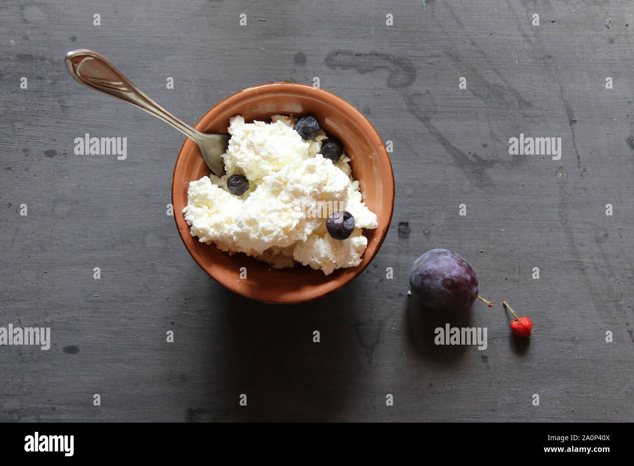Gli agricoltori, formaggio di ricotta o formaggio nella ciotola sul tavolo, Foto Stock