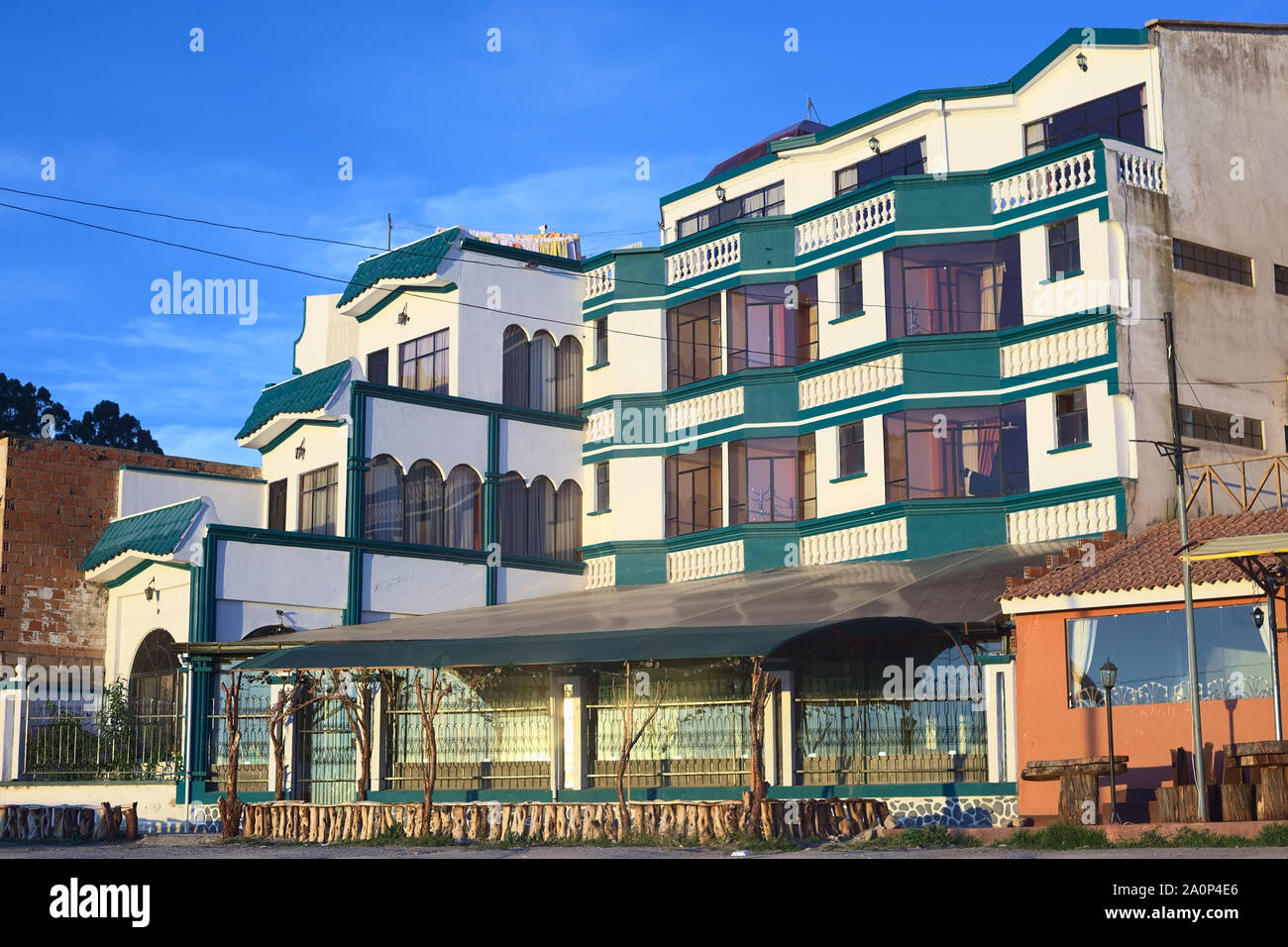 COPACABANA, BOLIVIA - Ottobre 17, 2014: Hotel Residencial Brisas del Titicaca sulla riva del lago Titicaca in Copacabana, Bolivia Foto Stock