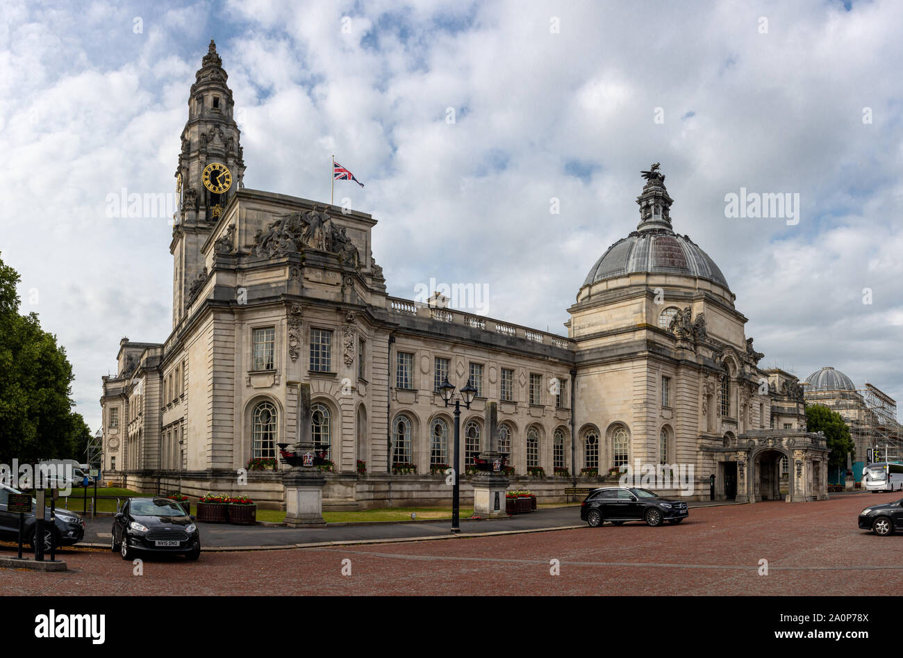 Cardiff Wales, Regno Unito - 21 Luglio 2019: il sole splende sul Edwardian esterno barocco di Cardiff municipio della città. Foto Stock