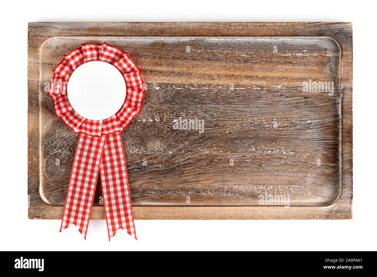 Vassoio in legno rotonde con guarnizione a nastro o badge, isolati su sfondo bianco Foto Stock