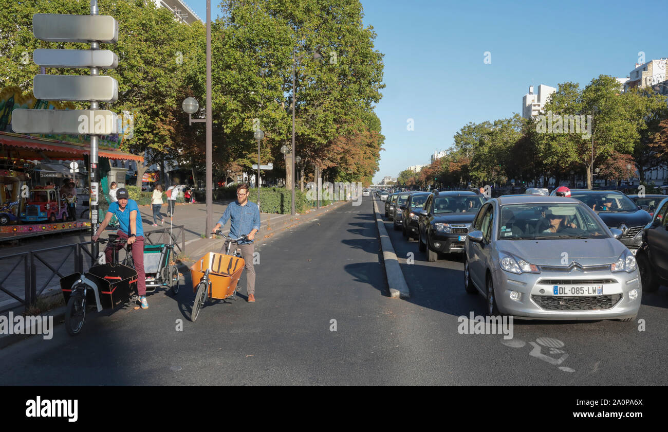 CARGO BIKE stanno cambiando il paesaggio urbano di Parigi Foto Stock