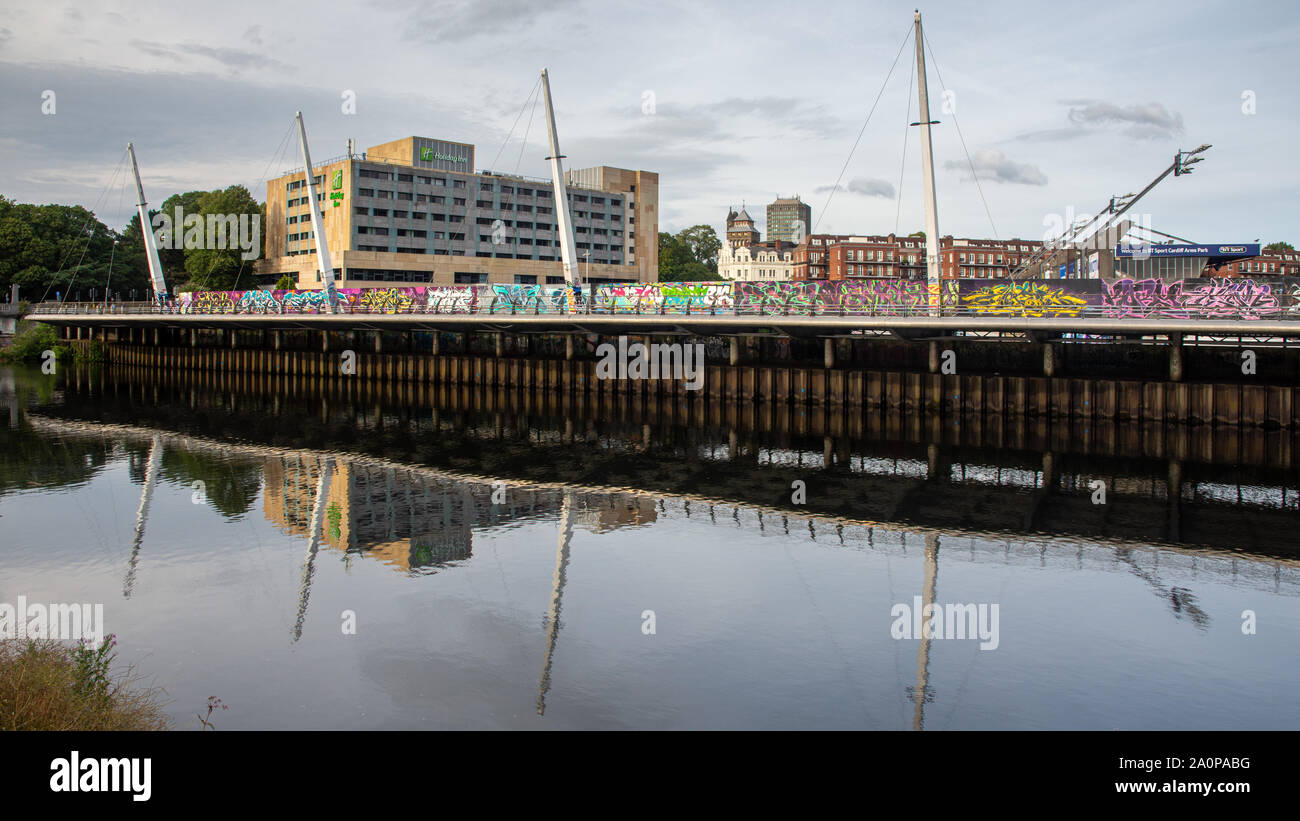 Cardiff Wales, Regno Unito - 21 Luglio 2019: Serata sole splende sul lungofiume percorso del Taff a Cardiff Arms Park. Foto Stock