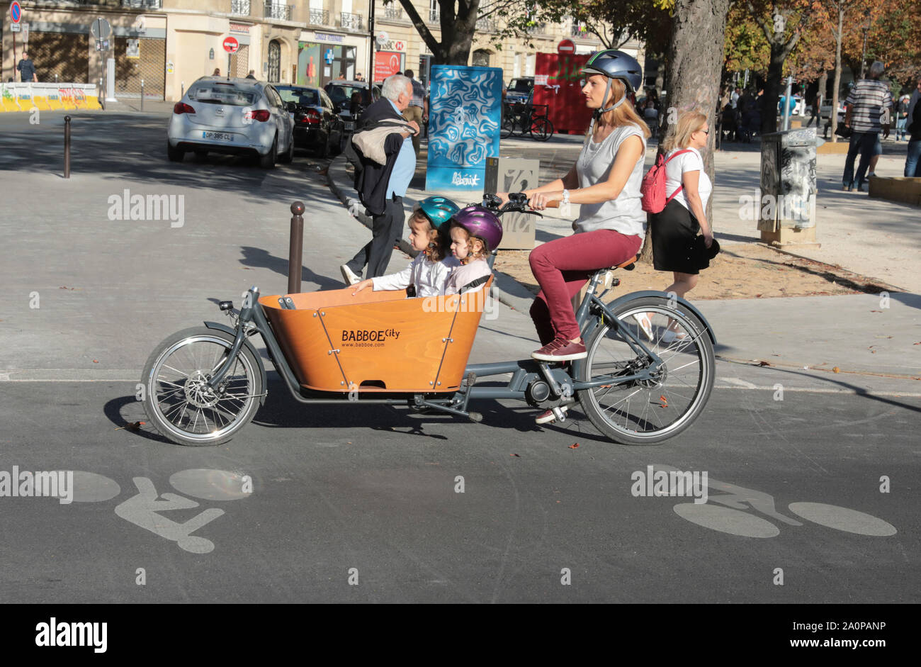 CARGO BIKE stanno cambiando il paesaggio urbano di Parigi Foto Stock