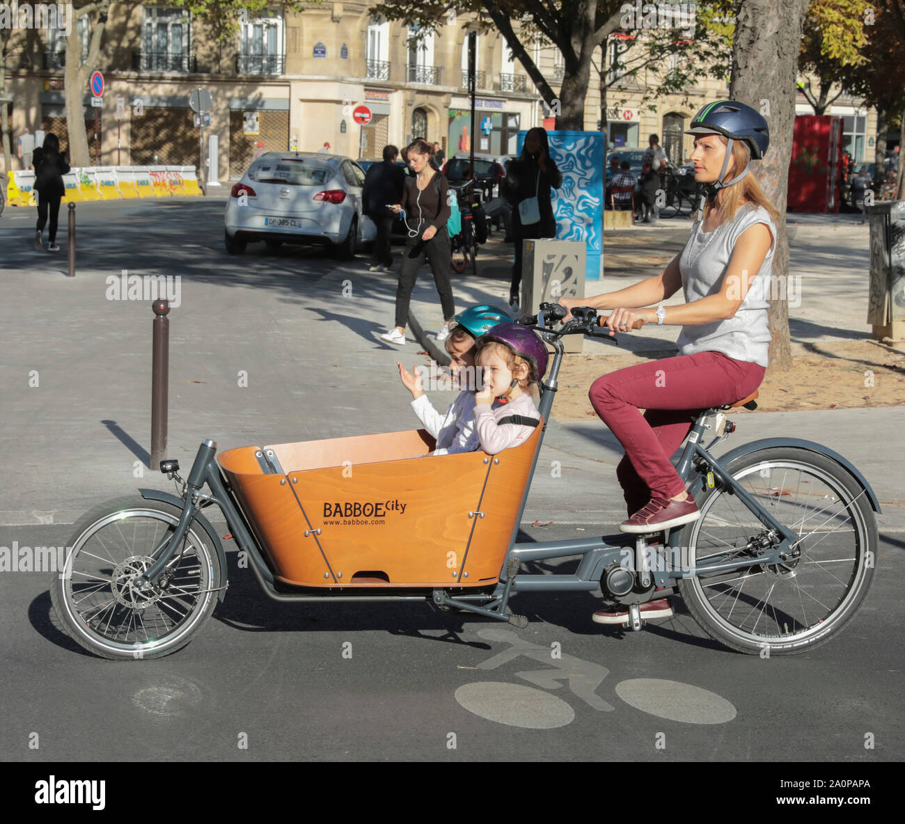 CARGO BIKE stanno cambiando il paesaggio urbano di Parigi Foto Stock