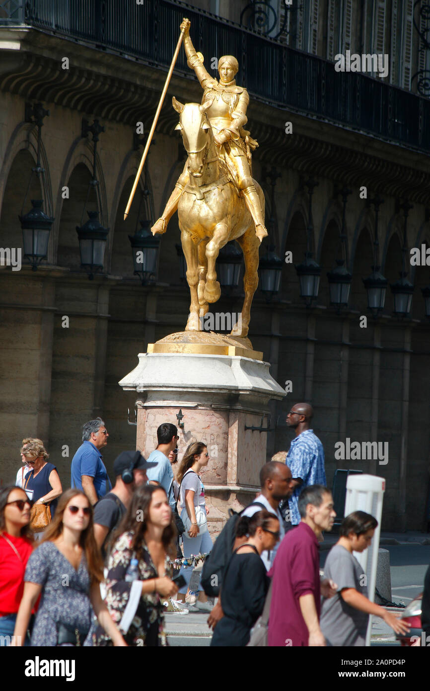 Bueste/ Skulptur/ Denkmal: goldene Jungfrau von Orleand/ Jeanne d'Arc, Place des Pyramides, Parigi, Frankreich/ Francia (nur fuer redaktionelle Verwendu Foto Stock