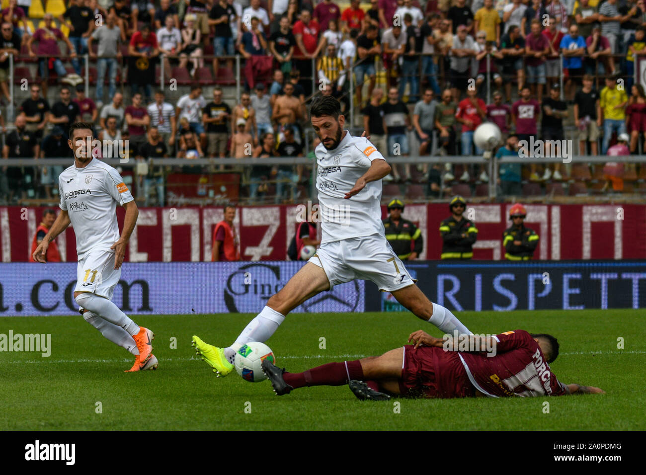 Livorno, Italia. Xxi Sep, 2019. DAVIDE GAVAZZI (P) contrastato da ANTONIO PORCINO (L) durante la Livorno Vs Pordenone - Calcio Italiano Serie B uomini campionato - Credito: LPS/Fabio Fagiolini/Alamy Live News Foto Stock