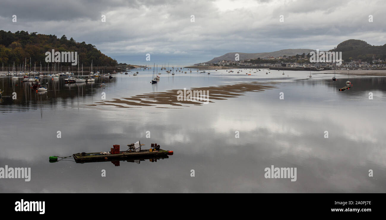 Piccole barche sono ormeggiate nella foce del fiume Conwy in Galles del Nord. Foto Stock