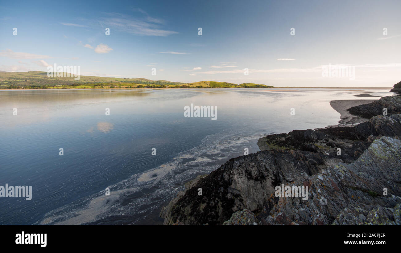 Sole splende sulle colline di Snowdonia e la Afon Dwyryd estuario vicino a Portmeirion nel Galles del Nord. Foto Stock