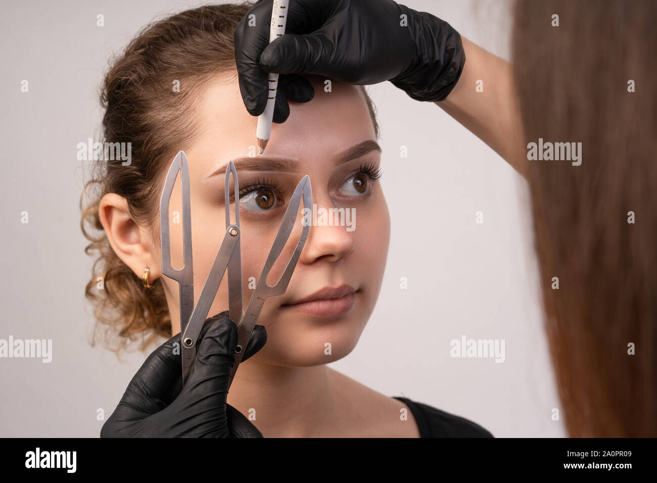 Preparazione per il tatuaggio sopracciglia in salone. Strumento speciale. Preparazione del tatuaggio. Foto Stock Preparazione per il tatuaggio sopracciglia in salone. Strumento speciale. Preparazione del tatuaggio. Foto Stock