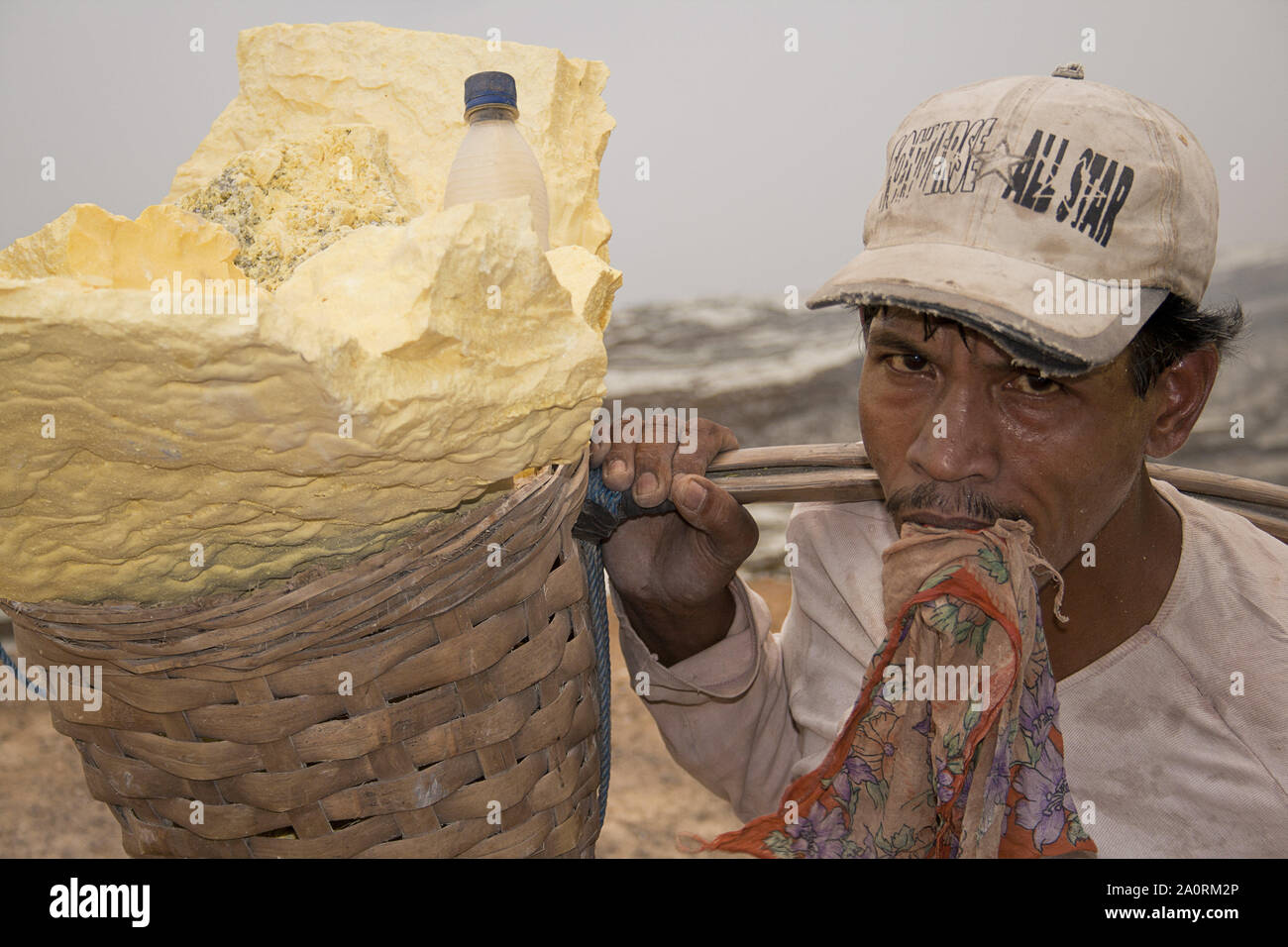 Il 5 maggio, 2007, Kawah Ijen, Indonesia: un minatore carico di zolfo cesti..nell isola di Giava, Kawah Ijen vulcano Crater Lake porta centinaia di minatori in cerca di zolfo ogni giorno, questo zolfo è il lago più grande del mondo, lo zolfo è un prezioso materiale utilizzato in vari. Il lavoro di data mining è considerata come una delle più difficili al mondo. I minatori più forte è in grado di trasportare 70 kg di zolfo in cesti per due volte un giorno lungo 7 km di strada passo per 10 euro. Essi pagare un alto prezzo in termini di salute a causa di fumi tossici, la speranza di vita è di circa 50 anni. (Credito Immagine: © Rafael Bastante/SOPA immagini via ZUMA Wi Foto Stock