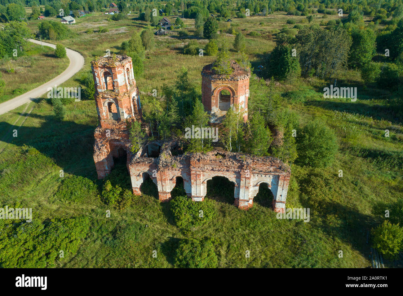 Vista superiore della abbandonato antica chiesa di Kazan su una soleggiata giornata estiva (fotografia aerea). Il villaggio di Russkie Noviki. Novgorod, Russia Foto Stock