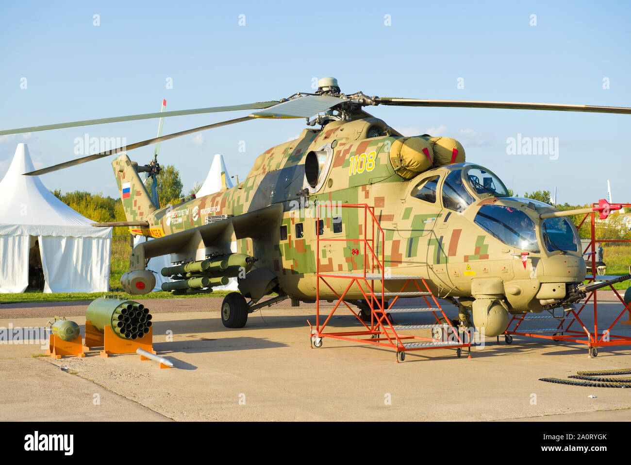 ZHUKOVSKY, Russia - 30 agosto 2019: Mi-24P - russo dei trasporti e elicotteri da combattimento di close-up. Air show MAKS-2019 Foto Stock