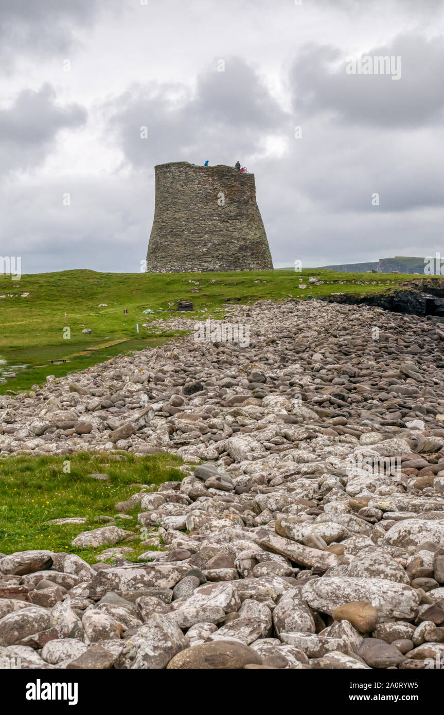 Mousa Broch in Shetland è il più alto broch ancora in piedi e uno dei meglio conservati edifici di epoca preistorica in Europa. Costruito c. 100 BC. Foto Stock