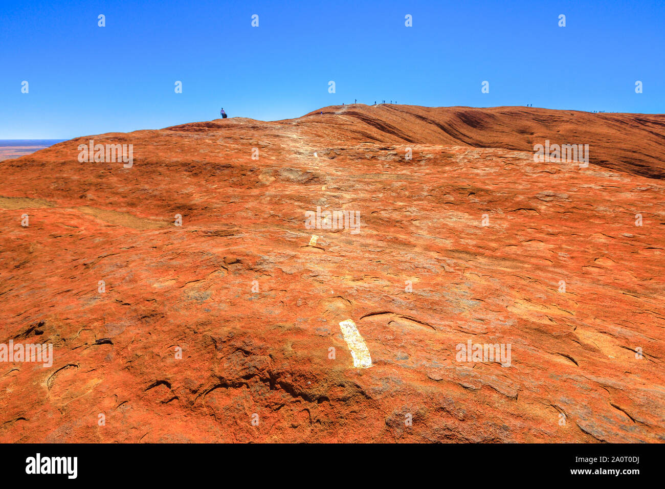 Uluru, Territorio del Nord, l'Australia - Agosto 23, 2019: Orientamenti verniciate lungo il trekking sulla cima di Ayers Rock in Uluru-Kata Tjuta National Park.L Foto Stock