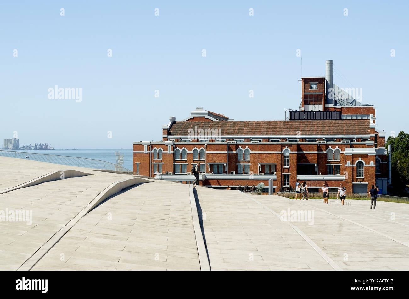 Lisbona, Portogallo - 1 Settembre 2019: il Museo di Arte e Tecnologia MAAT a Lisbona. Moderna architettura creativa Foto Stock