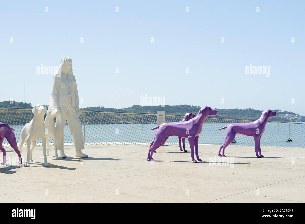 Lisbona, Portogallo - 1 Settembre 2019: gruppo scultoreo nella parte superiore del museo di arte e tecnologia MAAT a Lisbona. Moderna architettura creativa Foto Stock