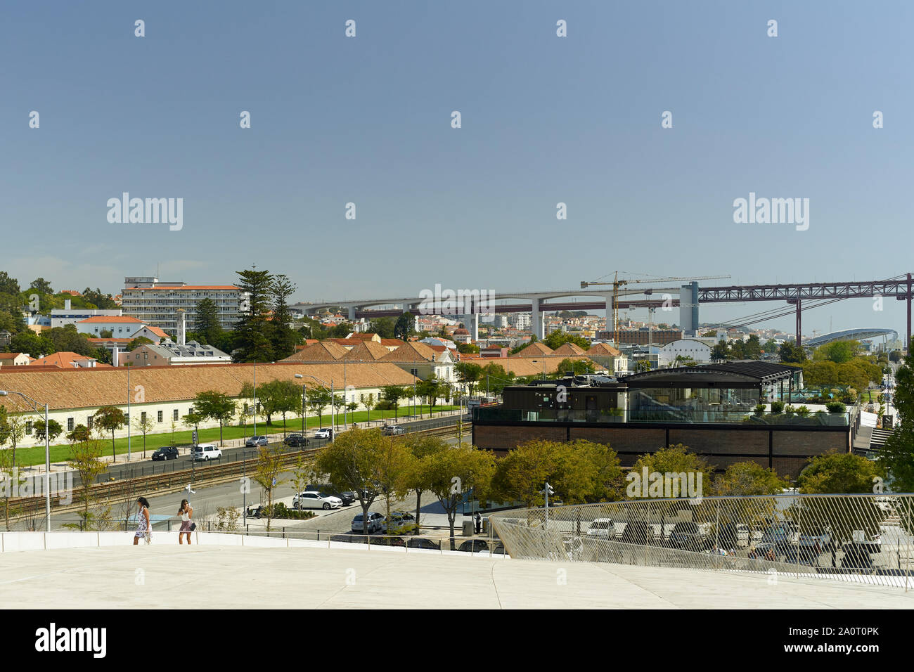 Lisbona, Portogallo - 1 Settembre 2019: il Museo di Arte e Tecnologia MAAT a Lisbona. La vista dalla terrazza sul tetto. Moderna architettura creativa Foto Stock