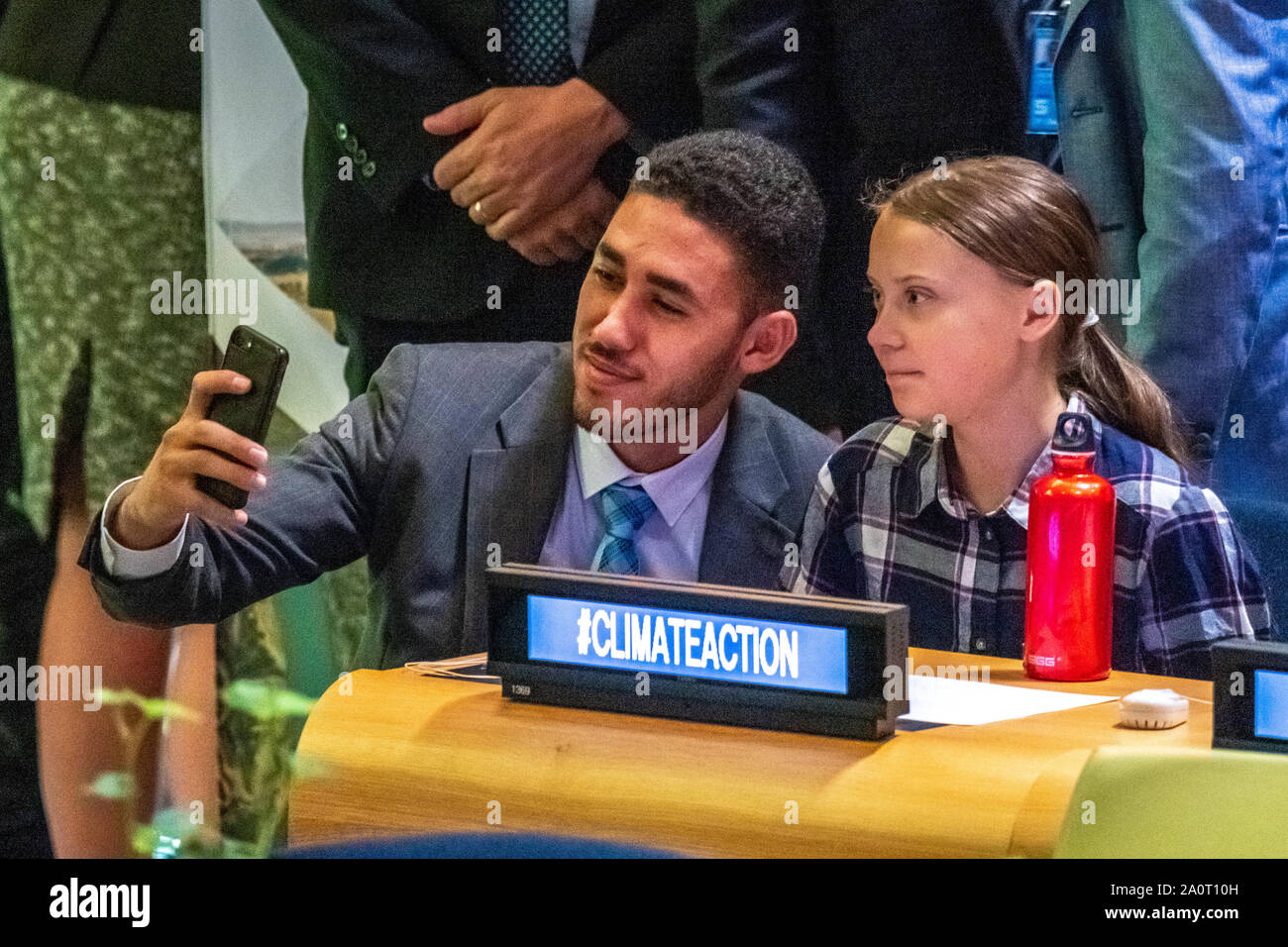 New York, Stati Uniti d'America, 21 settembre 2019. Un delegato non identificato chiede di prendere un selfie con ambientale svedese Greta attivista Thunberg all'inizio della gioventù vertice sul clima che si terrà a U.N. La sede centrale di New York City. Credito: Enrique Shore/Alamy Live News Foto Stock