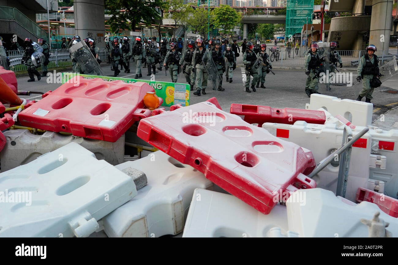 Tuen Mun, Hong Kong. Il 22 settembre, 2019. Pro dimostrazione di democrazia e marzo attraverso Tuen Mun in Hong Kong. Dimostranti che protestavano contro le molestie da parte di alcune sezioni del pro comunità di Pechino. In gran parte pacifica marzo aveva molti incidenti violenti con la polizia utilizzando gas lacrimogeni. Diversi arresti sono stati eseguiti. Nella foto; barricate sulla strada. Credito: Iain Masterton/Alamy Live News Foto Stock