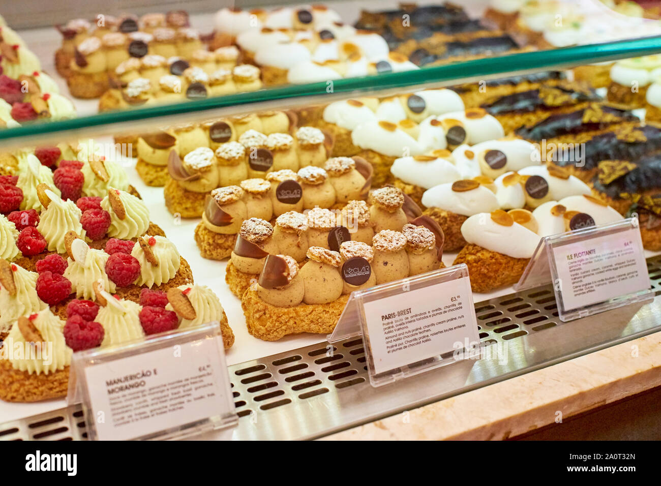 Lisbona, Portogallo Agosto 28, 2019: dolciumi contatore al momento fuori mercato alimentare - popolare luogo buongustai. Mercado da Ribeira Foto Stock