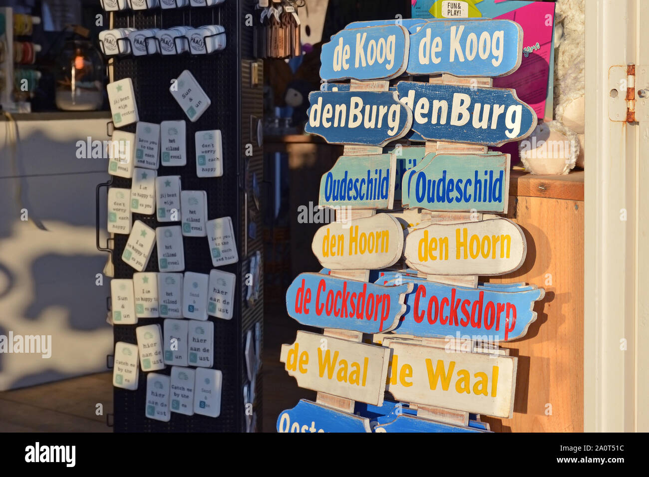 Texel, Paesi Bassi - Agosto 2019: Fake direzione strada segni con tutte le principali grandi città sulla isola di Texel in parte anteriore del turista di souvenir shop Foto Stock