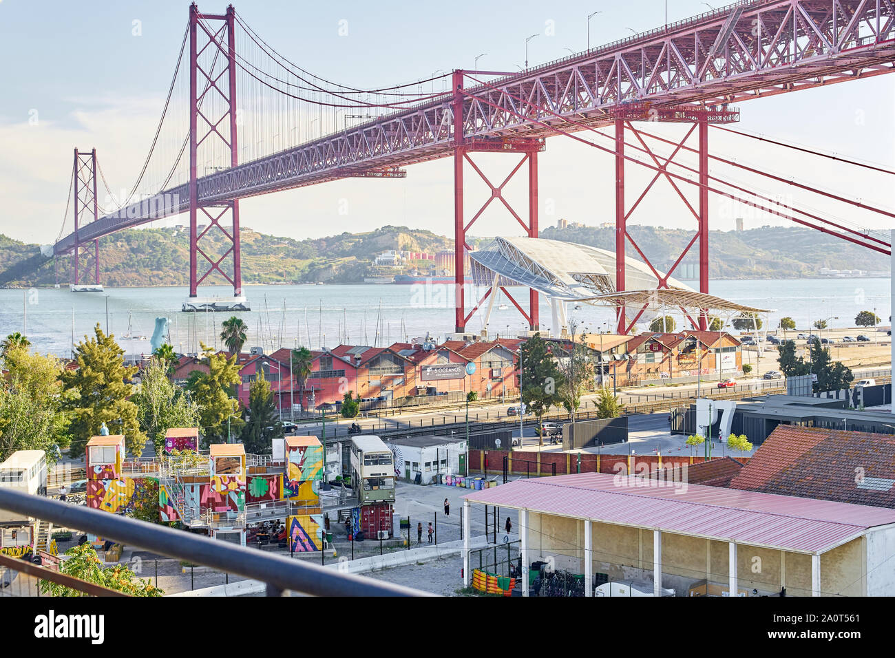 Lisbona, Portogallo - Agosto 28, 2019: vista dalla terrazza del bar a LX  fabbrica per il 25 aprile e il ponte sul fiume Tago Foto stock - Alamy
