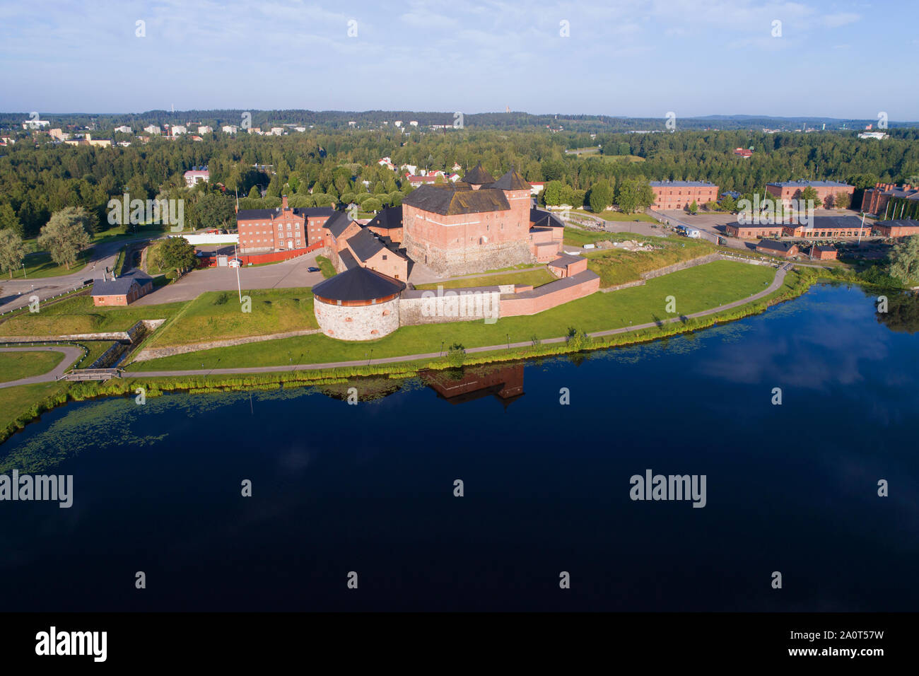 Hameenlinna fortezza sulla banca del lago Vanayavesi nel solare luglio mattina. Finlandia Foto Stock