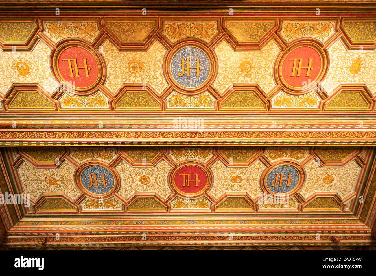 L'ex sanatorio di Holloway, una istituzione per il trattamento di quelle con malattia mentale, nel Surrey, Inghilterra, Regno Unito. Il soffitto della sala d'ingresso. Foto Stock