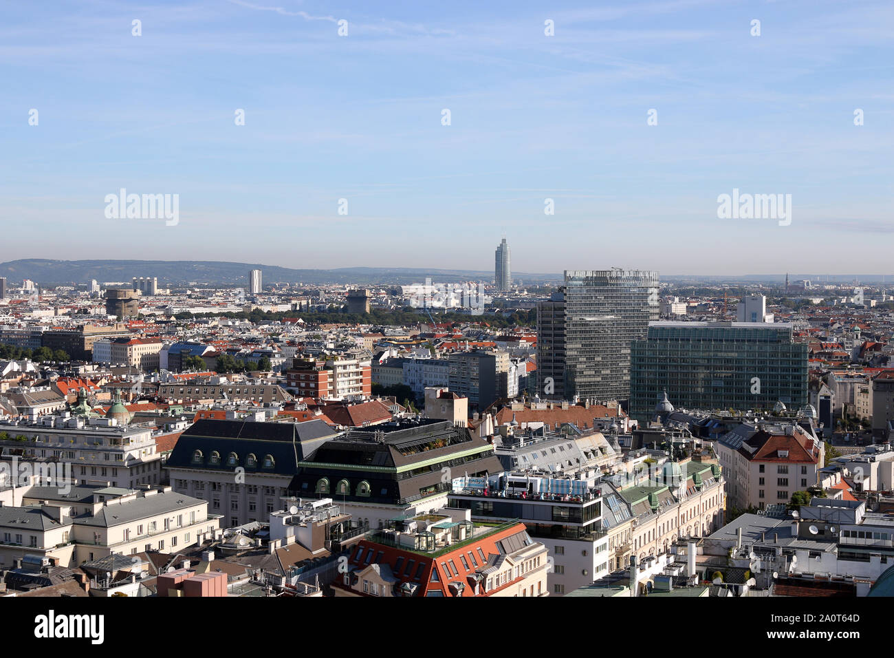 Antichi e moderni edifici paesaggio urbano di Vienna Austria Foto Stock