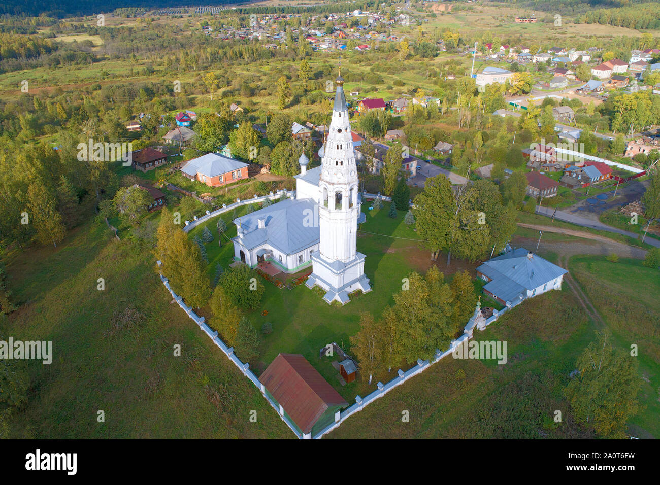 Vista del campanile della cattedrale di trasfigurazione su un pomeriggio di settembre (ripresa da un quadrocopter). Sudislavl, Russia Foto Stock