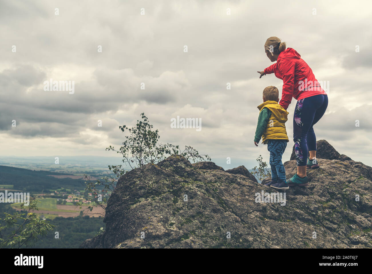 Madre con bambino in viaggio in montagna. Avventura Trekking con bambino in viaggio con la famiglia. Vacanze viaggio con un capretto, guardando a vista. Foto Stock