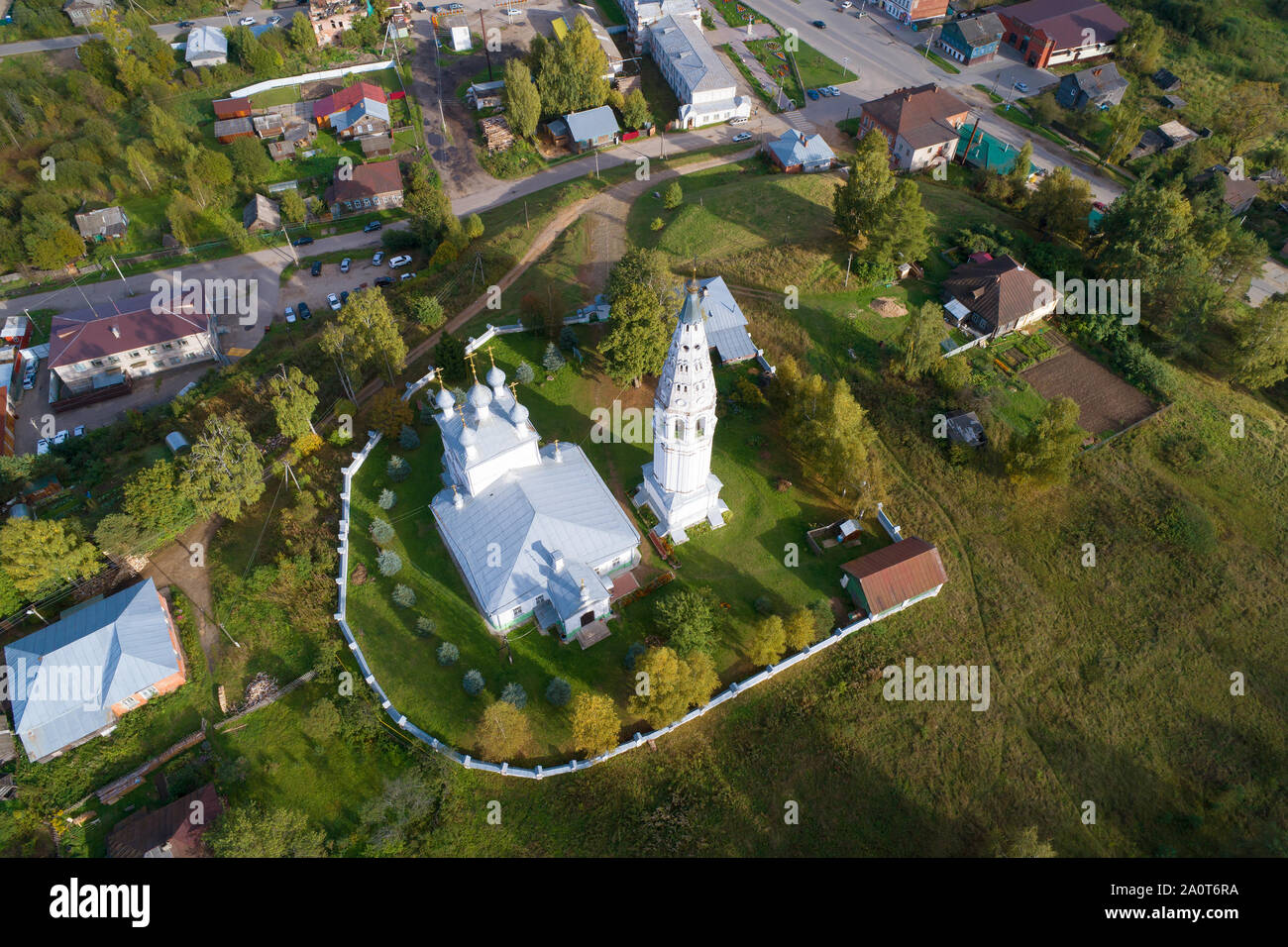 Una vista dall'altezza della trasfigurazione cattedrale in un pomeriggio di settembre (antenna indagine). Sudislavl, Russia Foto Stock