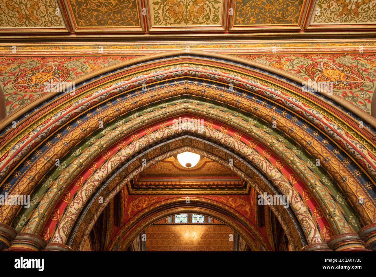 L'ex sanatorio di Holloway, una istituzione per il trattamento di quelle con malattia mentale, nel Surrey, Inghilterra, Regno Unito. Un arco ornato nella hall di ingresso Foto Stock