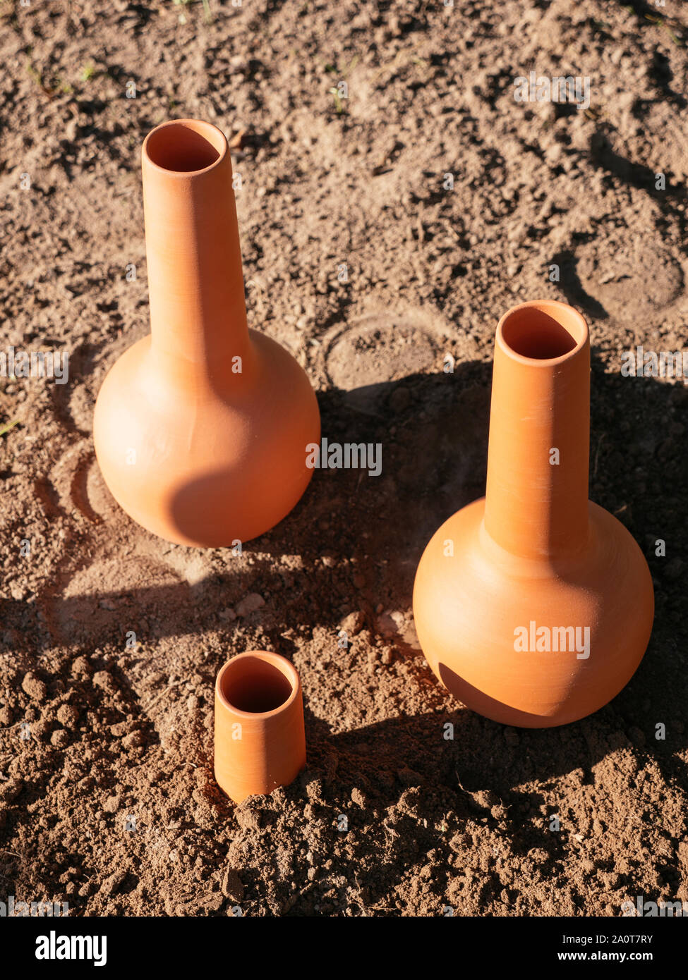 Olla pentole in un giardino come sistema di irrigazione in stagioni asciutte Foto Stock