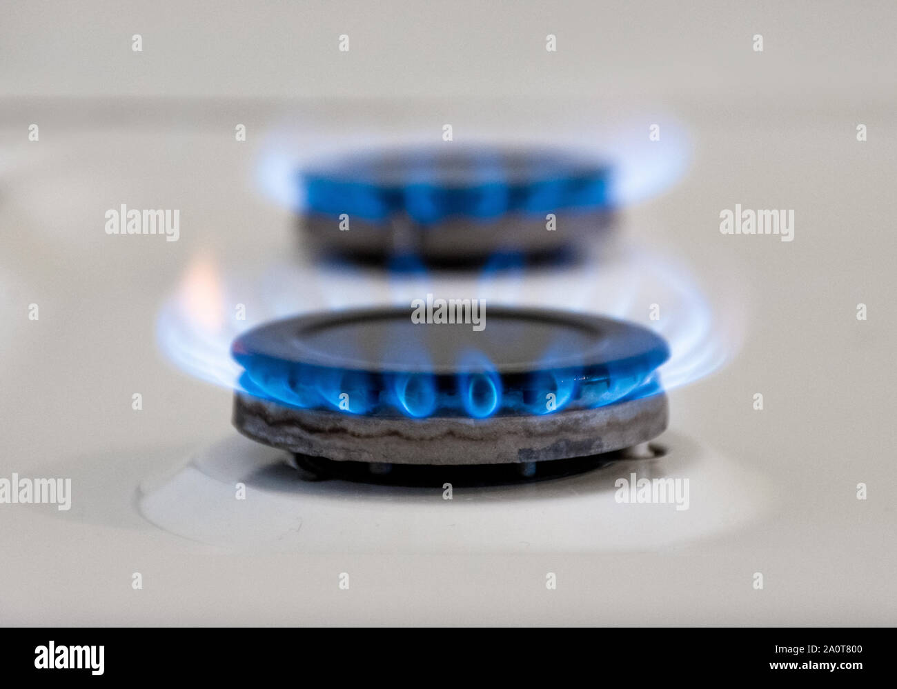 Efficienza energetica concetto con fornello a gas - il costo del gas naturale è più costoso. Close up, il fuoco selettivo. Foto Stock