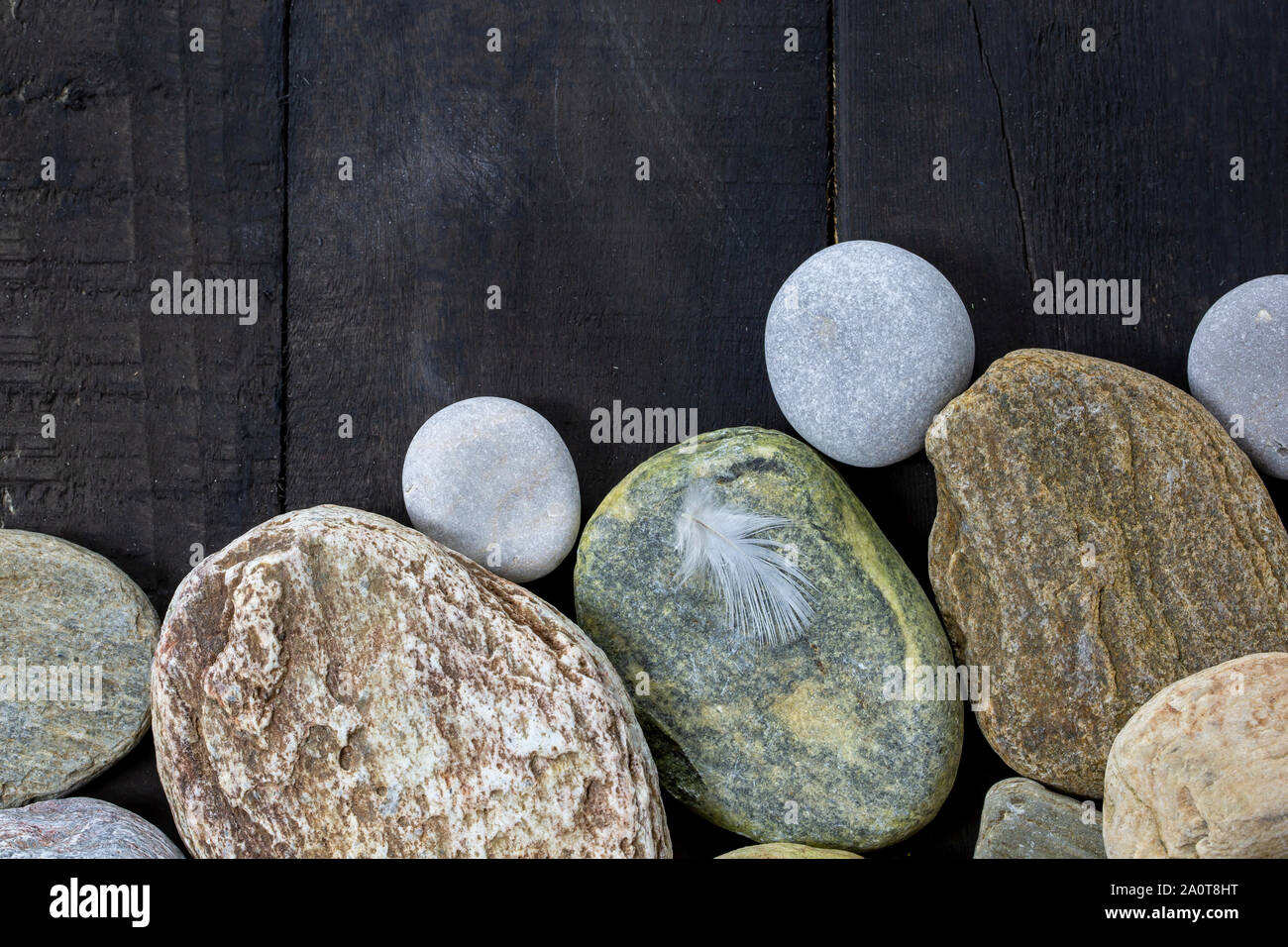 Round pietre zen su sfondo di legno Foto Stock