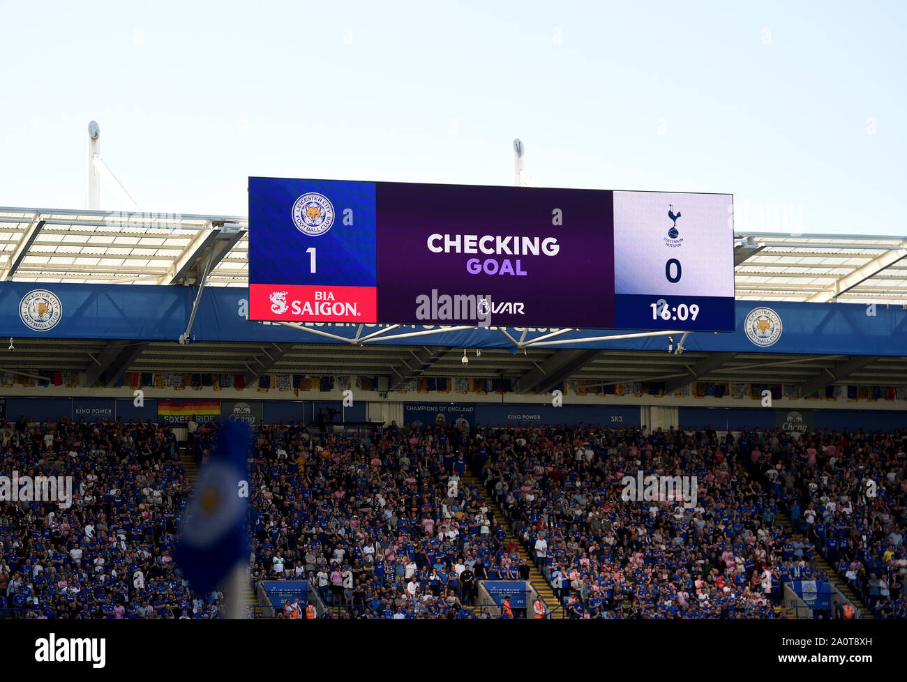Il grande schermo non visualizza alcun obiettivo a seguito di una var di revisione dopo Leicester City's Wilfred Ndidi (non raffigurata) aveva messo la palla in rete durante il match di Premier League al King Power Stadium, Leicester. Foto Stock