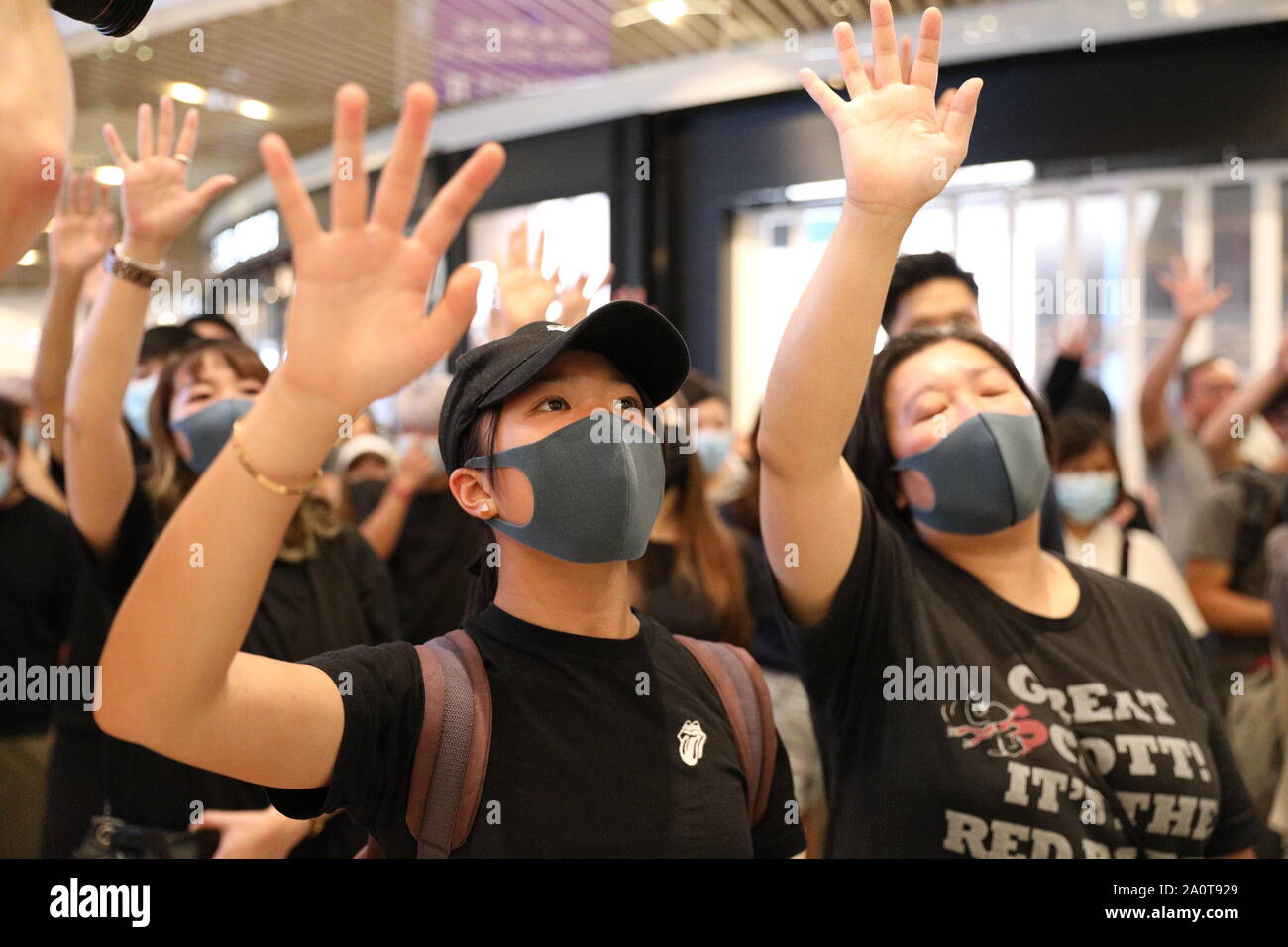 Hong Kong. Xxi Sett 2019. Hong Kong manifestanti hanno tenuto un sit in e sessione di canto all'interno di Yoho Mall in Yuen Long per contrassegnare 2 mesi dal presunto triad attacchi a Yuen Long stazione MTR di credito: David Coulson/Alamy Live News Foto Stock