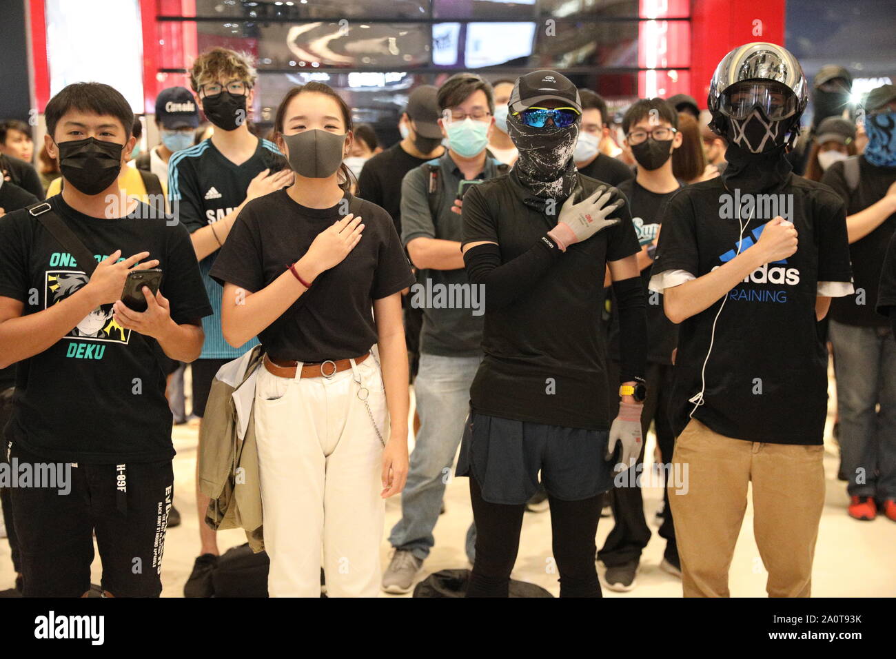 Hong Kong. Xxi Sett 2019. Hong Kong manifestanti hanno tenuto un sit in e sessione di canto all'interno di Yoho Mall in Yuen Long per contrassegnare 2 mesi dal presunto triad attacchi a Yuen Long stazione MTR di credito: David Coulson/Alamy Live News Foto Stock