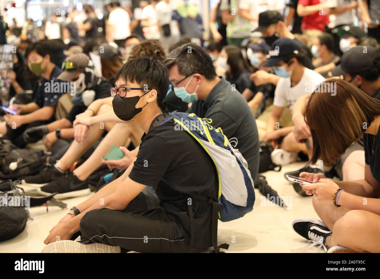 Hong Kong. Xxi Sett 2019. Hong Kong manifestanti hanno tenuto un sit in e sessione di canto all'interno di Yoho Mall in Yuen Long per contrassegnare 2 mesi dal presunto triad attacchi a Yuen Long stazione MTR di credito: David Coulson/Alamy Live News Foto Stock