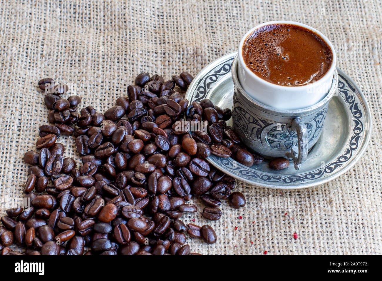 Caffè alla turca con diletto e tradizionali in rame che serve impostare Foto Stock