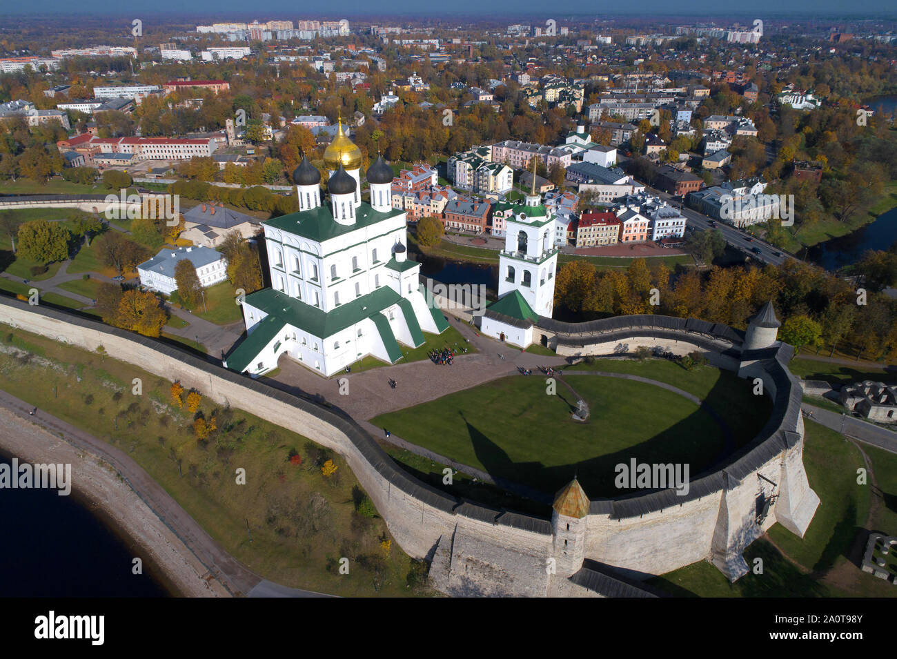 Trinità di close-up su una giornata di ottobre (antenna indagine). Pskov, Russia Foto Stock