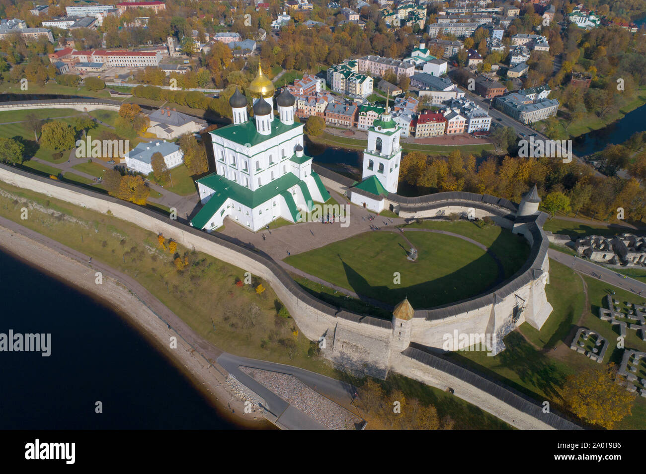 Una vista dall'altezza della Trinità cattedrale in un assolato pomeriggio di ottobre. Pskov Cremlino, Russia Foto Stock