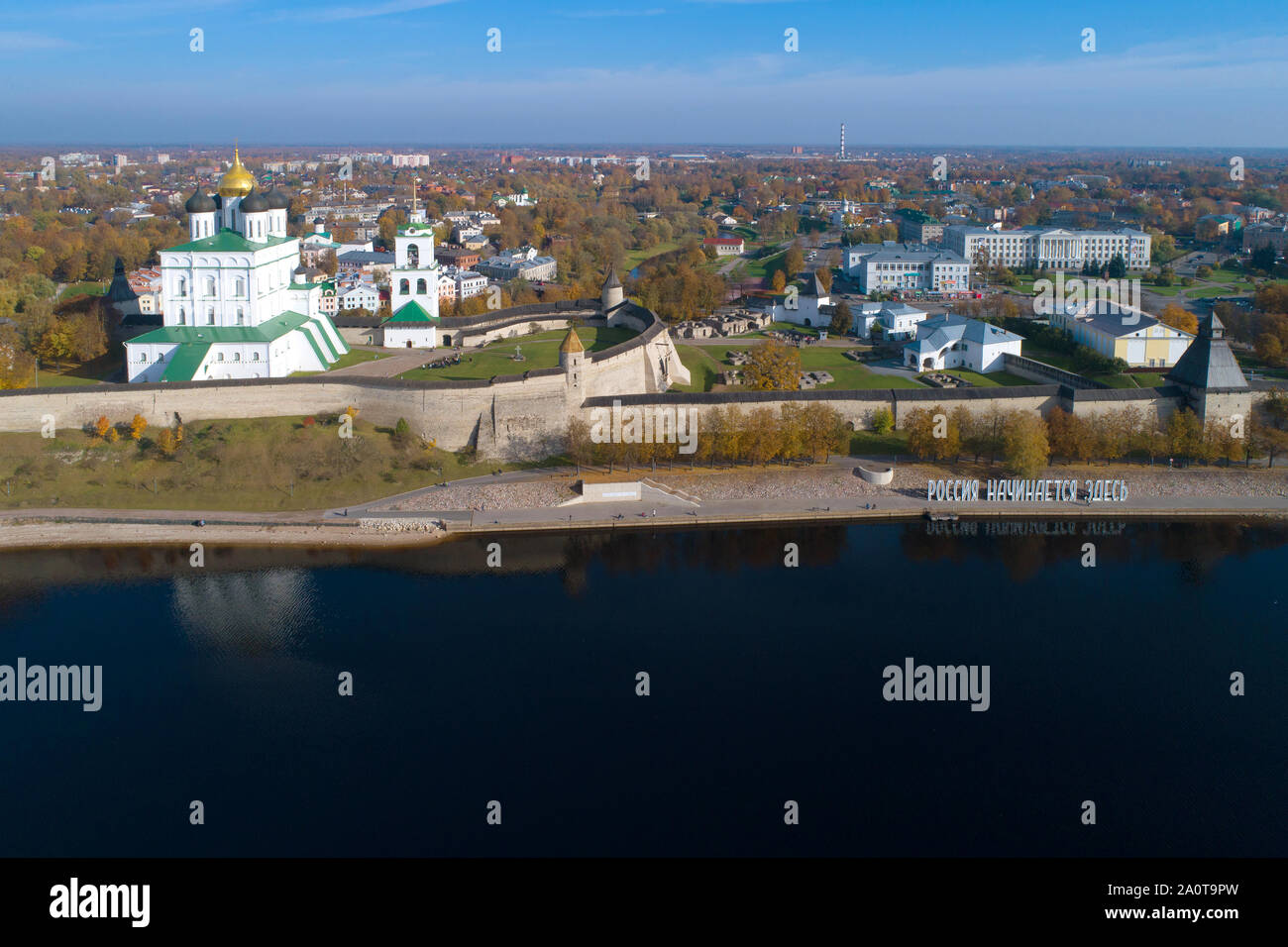 PSKOV, RUSSIA - Ottobre 2018: Panorama della parte centrale di Pskov in autunno dorato (antenna sondaggio) Foto Stock