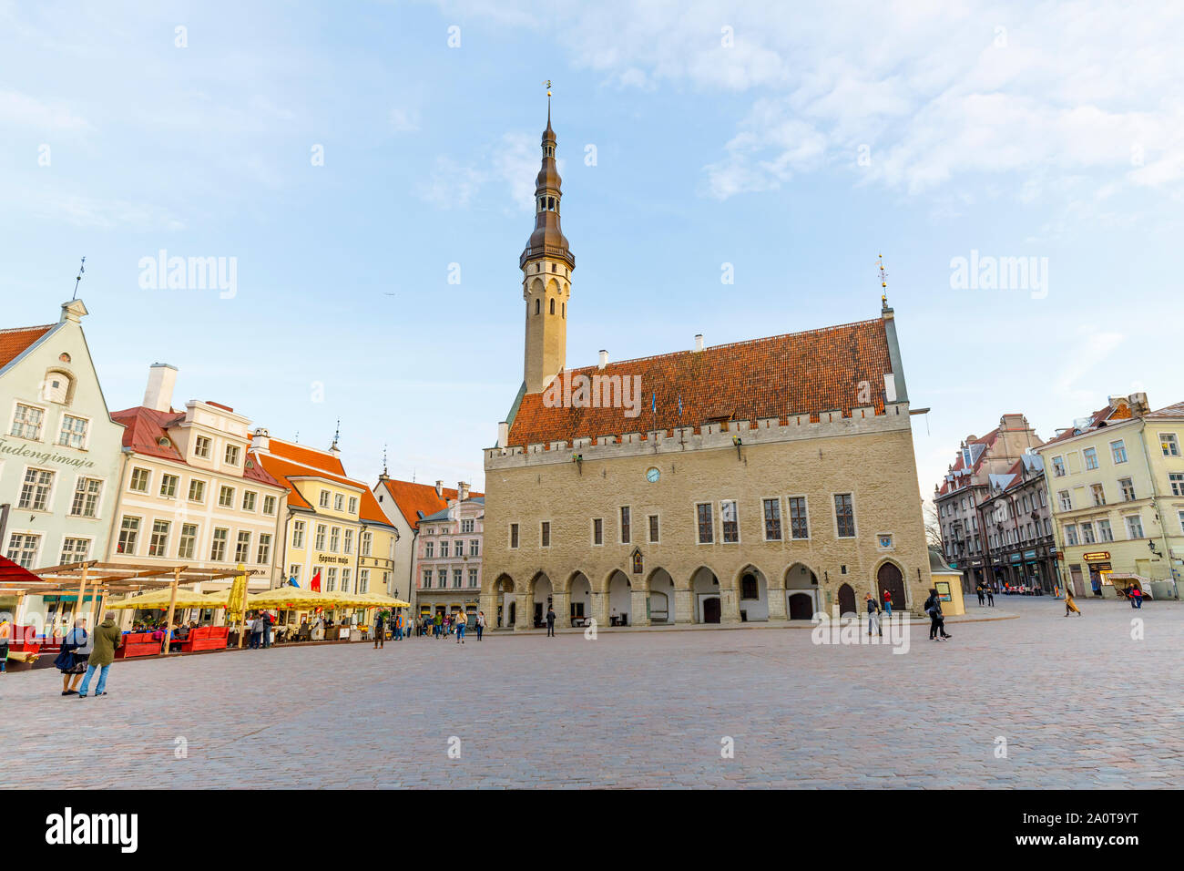 TALLINN, Estonia - 22 Aprile 2019: poche persone a piedi sulla grande piazza del municipio nella città vecchia di Tallinn, Estonia in aprile 2019 Foto Stock