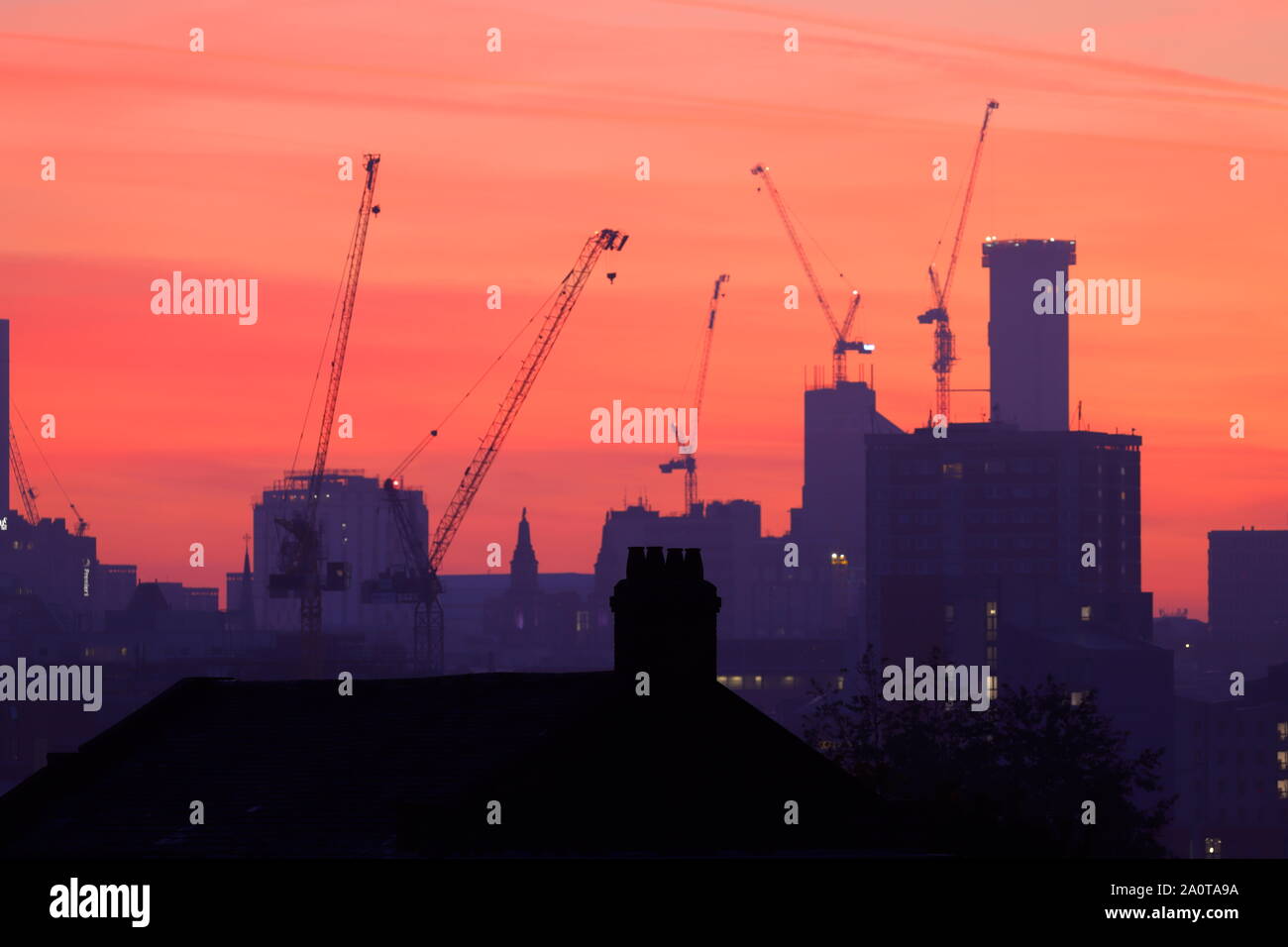 Silhouette di Leeds skyline di sunrise con Yorkshire l'edificio più alto di Altus casa in costruzione. Foto Stock