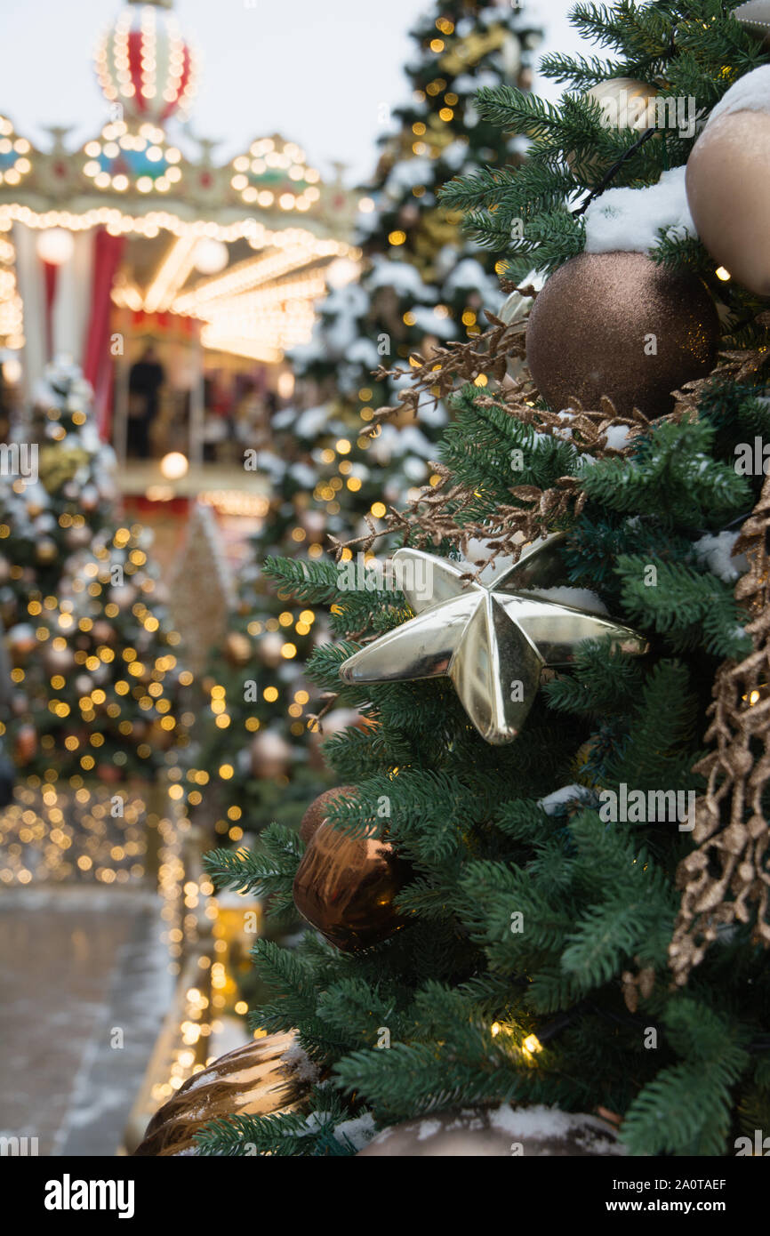 Albero di natale e la giostra sulla piazza Rossa di Mosca. Celebrazione della Messa di Natale e FATA. Nuovo anno. Decorate città. Foto Stock