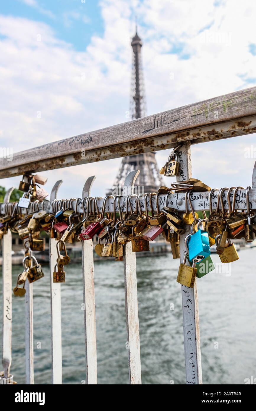 Lucchetti di ponte sulla rampa con la Torre Eiffel sullo sfondo Foto Stock